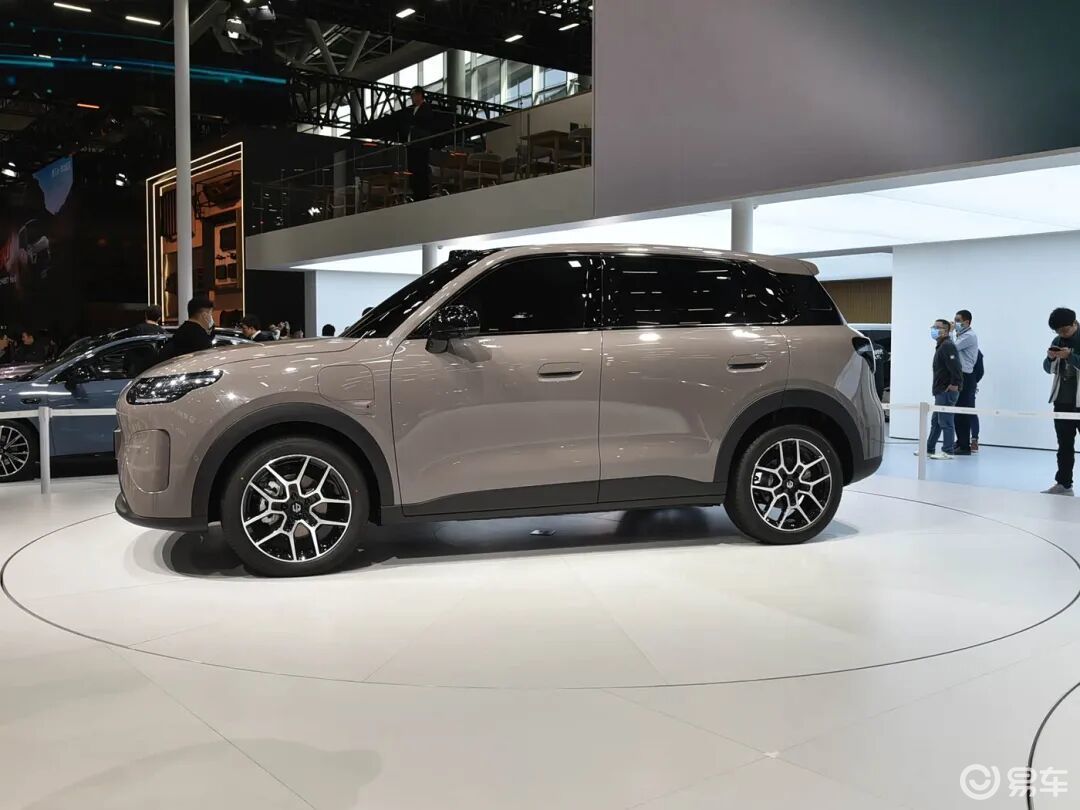 全新系列!零跑A10内饰发布