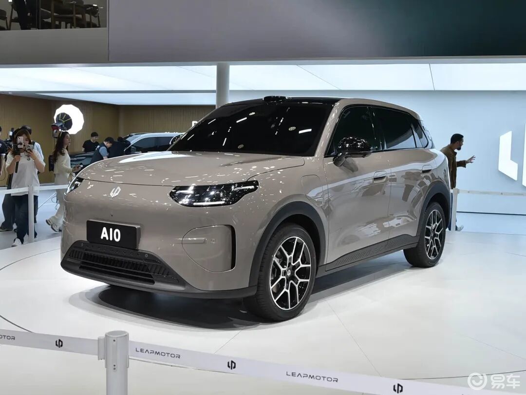 全新系列!零跑A10内饰发布