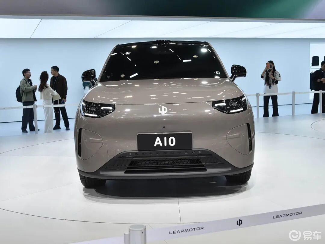 全新系列!零跑A10内饰发布