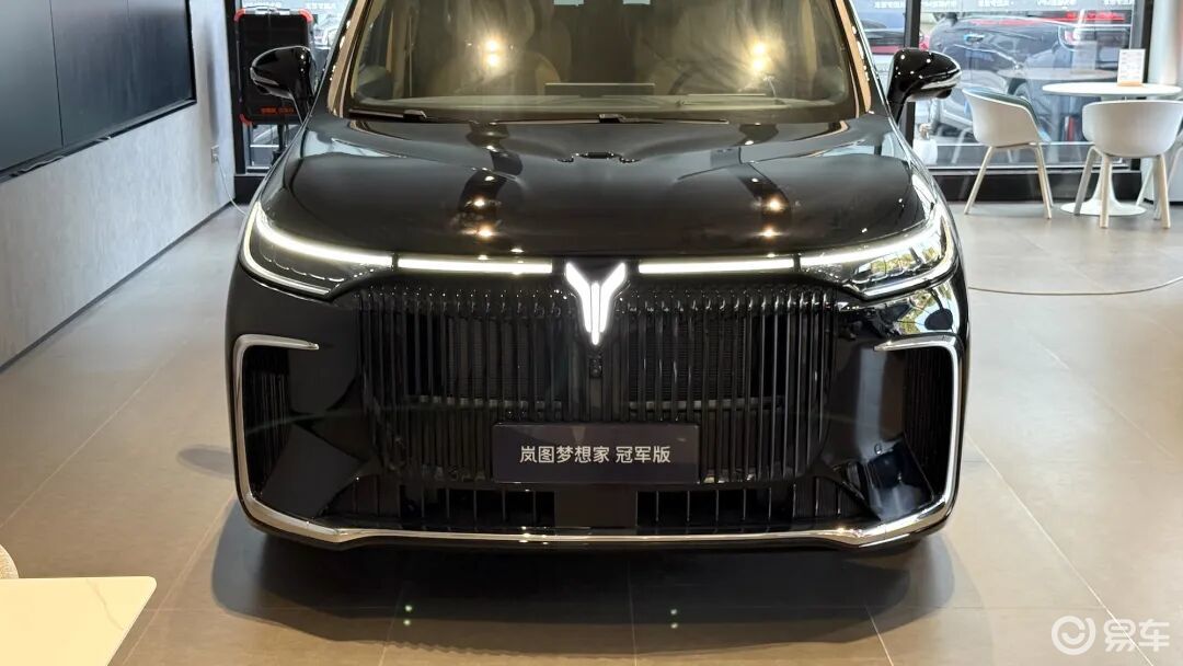 满血华为+曜黑颜值，探店体验岚图梦想家冠军版