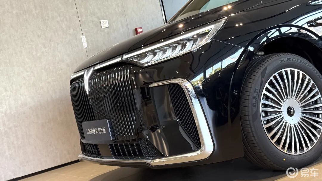 满血华为+曜黑颜值，探店体验岚图梦想家冠军版