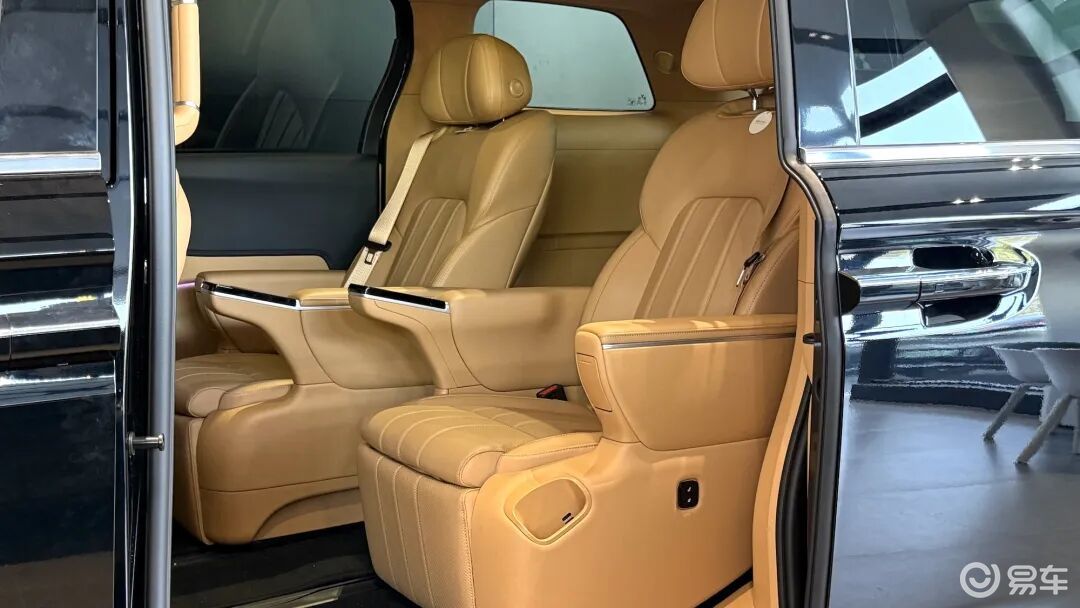 满血华为+曜黑颜值，探店体验岚图梦想家冠军版