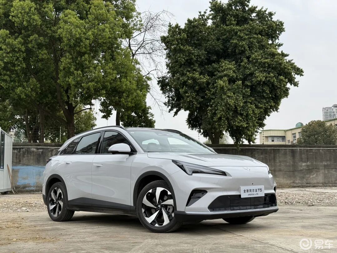 极狐阿尔法T5与深蓝S05正面交锋