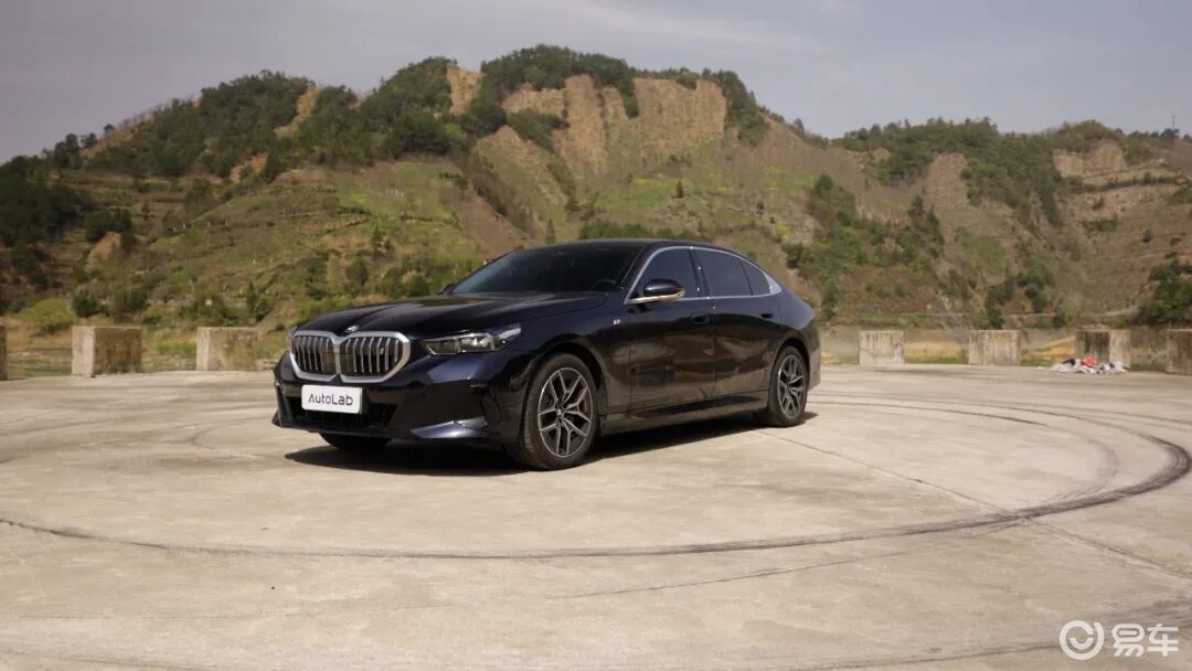 新阿维塔12和宝马i5的博弈：同样价格，谁能提供双倍快乐