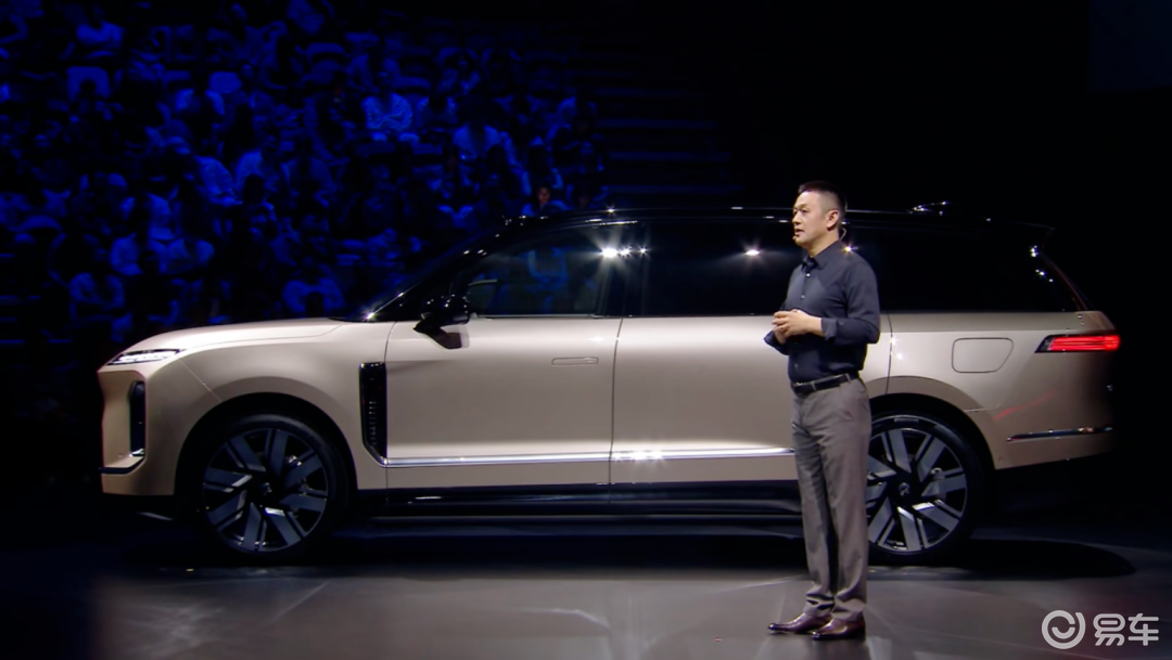 换商务装的李斌,来革MPV的命了