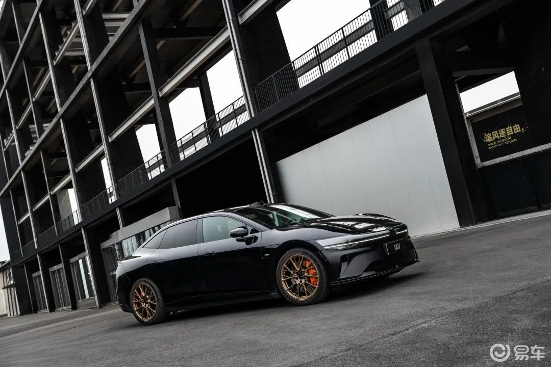 白描｜极氪五周年焕新，以技术锚定纯电高端新航向