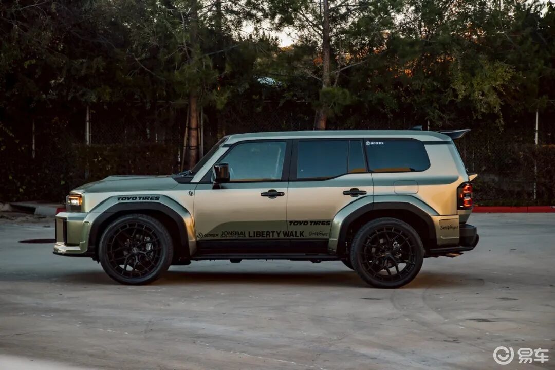 丰田霸道改宽体颜值直接拉满，改装后还能胜任硬核越野场景吗