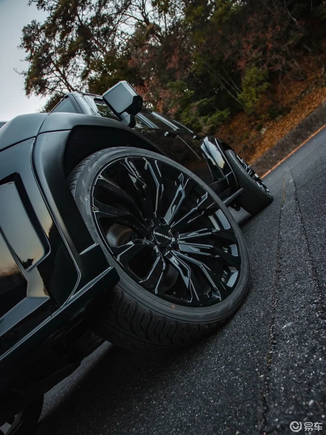 丰田霸道改宽体颜值直接拉满，改装后还能胜任硬核越野场景吗