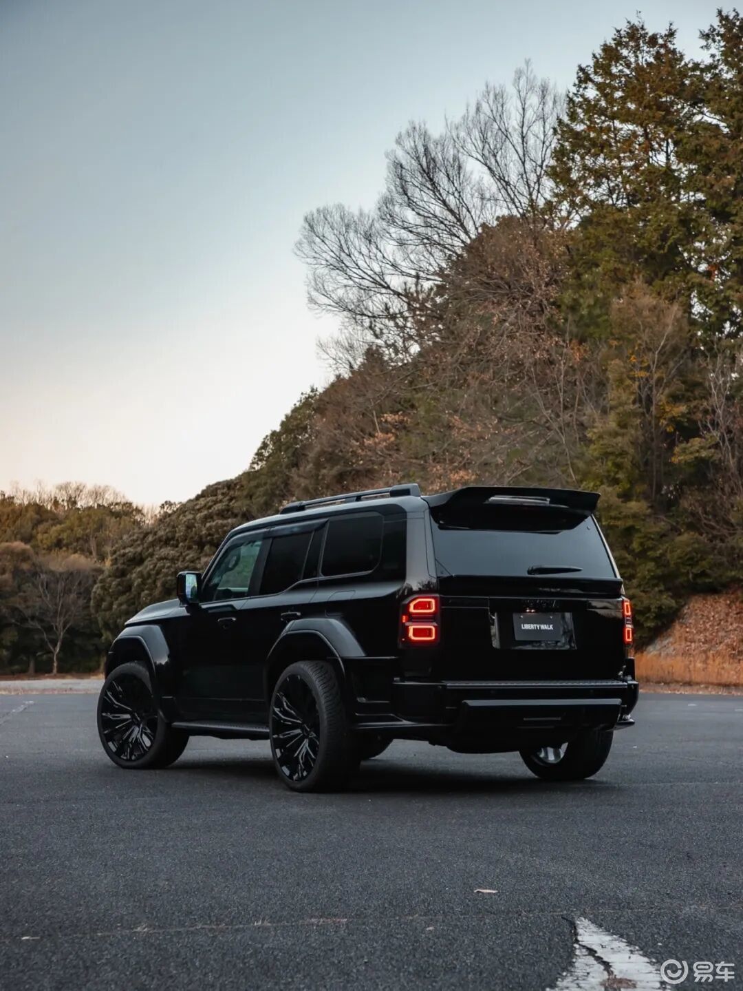 丰田霸道改宽体颜值直接拉满，改装后还能胜任硬核越野场景吗