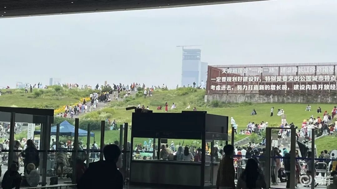 动漫和新能源车同馆展出？这样的事情只有在成都能遇到！
