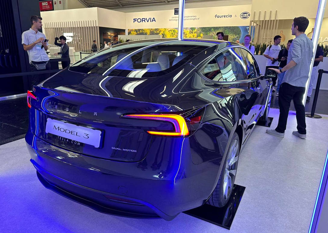 新款特斯拉Model 3，星空灰实车亮相，整体性更强_易车