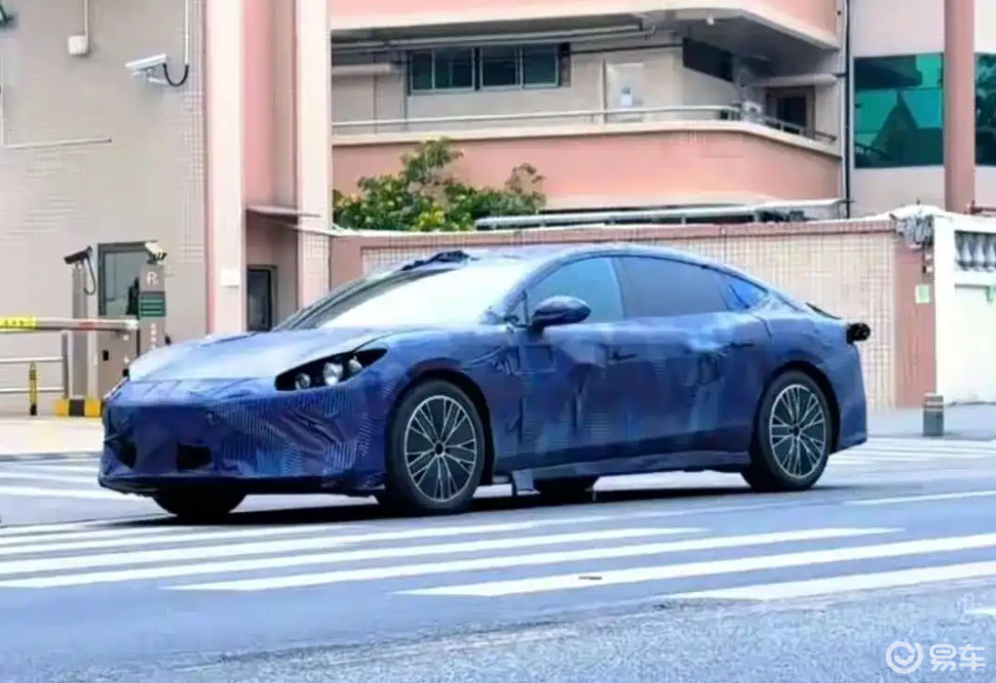 方程豹还有轿车？全新轿跑亮相，要和鸿蒙智行掰手腕！