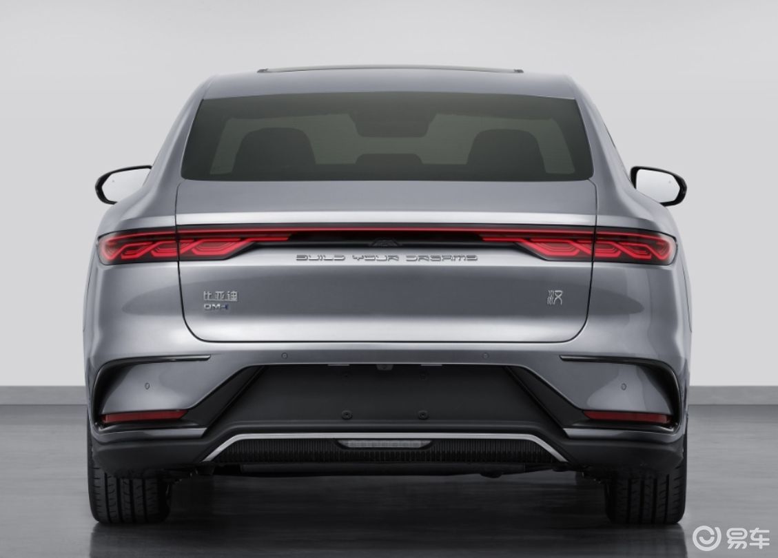 尾灯设计,并有点熏黑化的处理,灯组下是build your dream的比亚迪英文