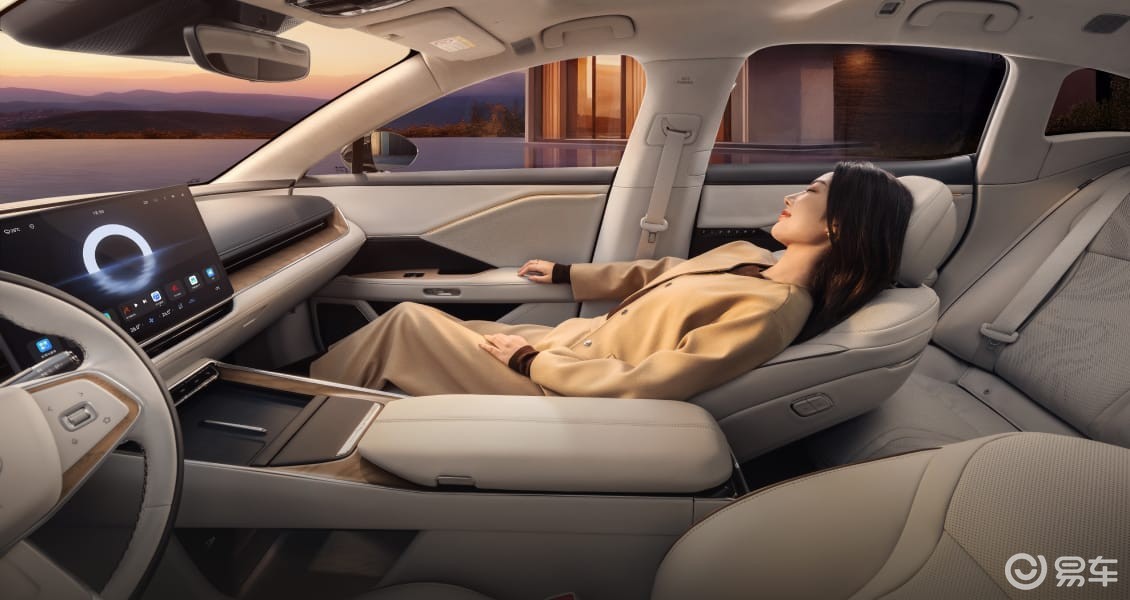 20万买C级新能源家轿 铂智7和小鹏P7+ 你怎么选?