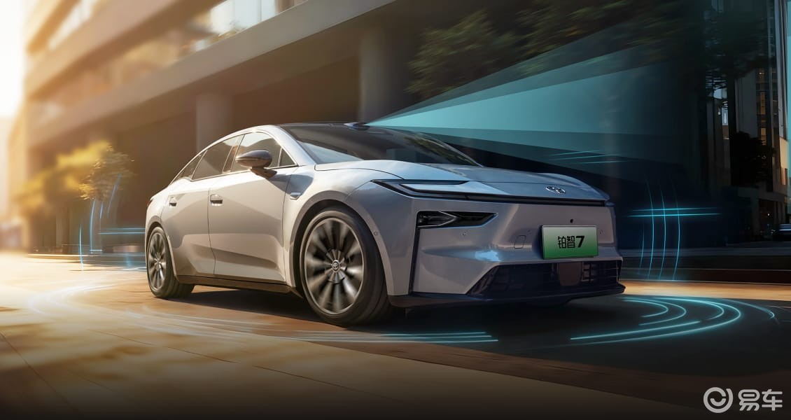 20万买C级新能源家轿 铂智7和小鹏P7+ 你怎么选?