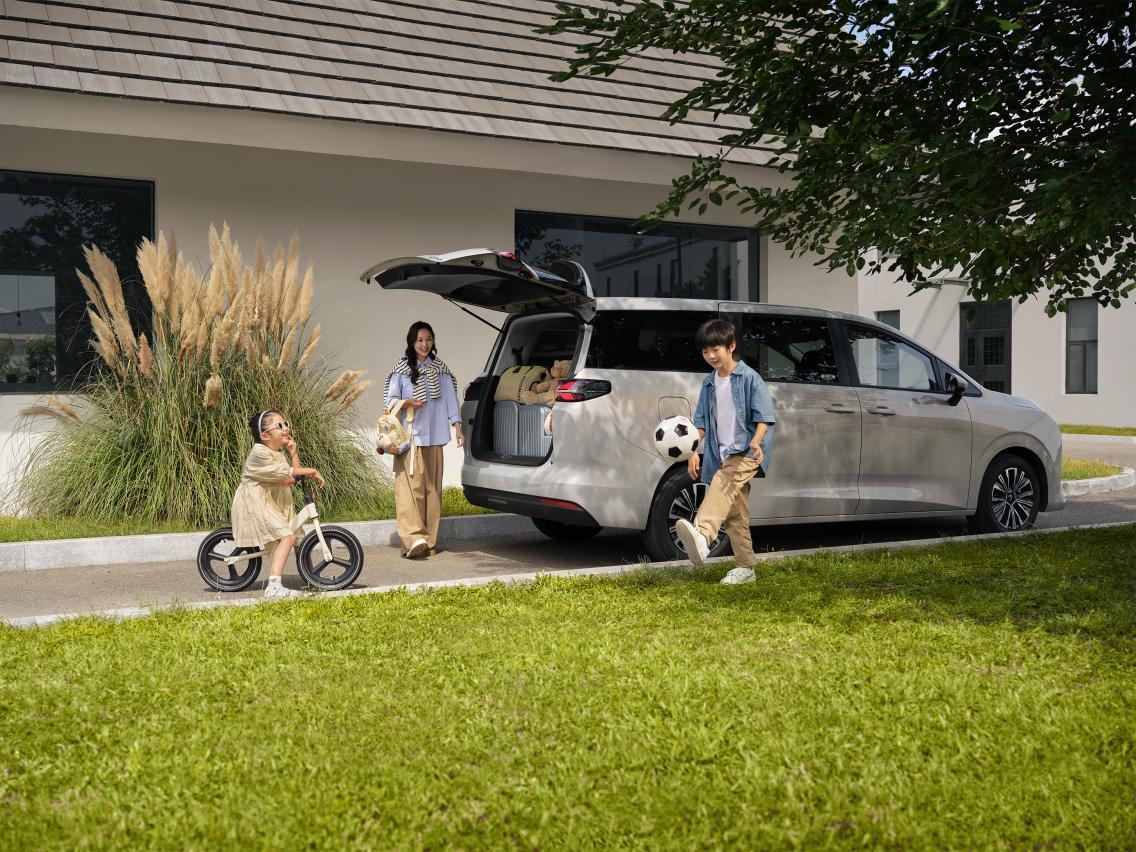 7.3万元起售！ 五菱“人民的MPV” 星光730上市