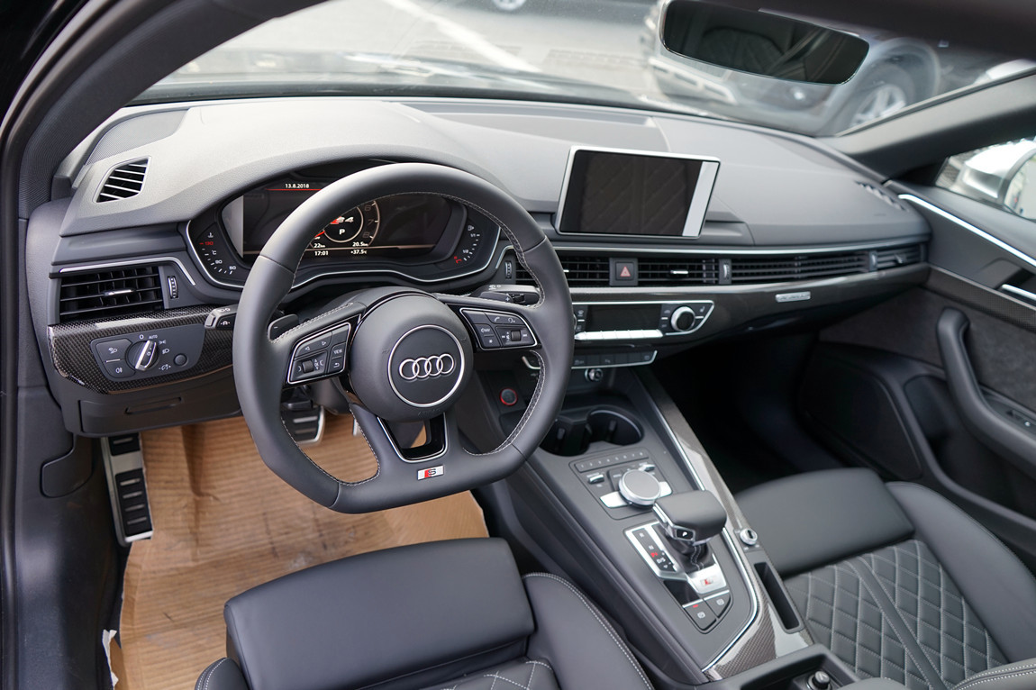 奥迪s4格栅_扰流板_内饰