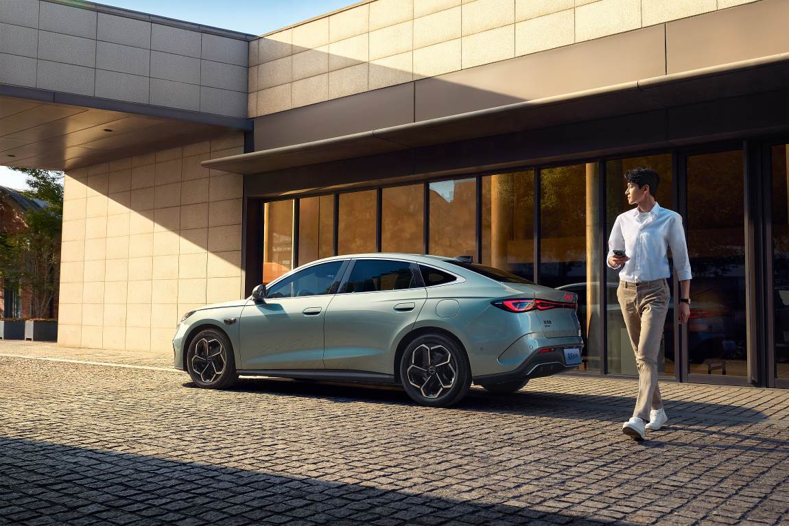 比亚迪海豹双车上新,8.98万就能拿下210km纯电续航