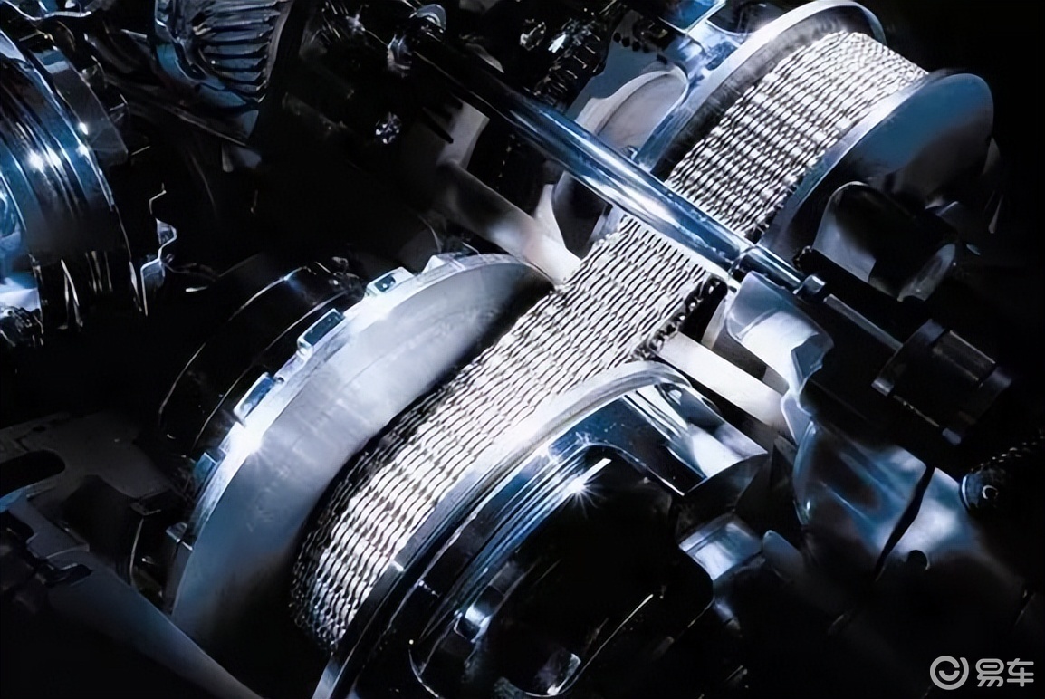 使用的是两个锥形轮配合一条钢带或钢链传动;发动机驱动一个锥形轮