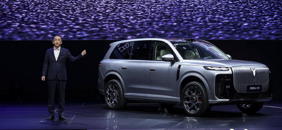 华为顶配+三腔空悬+一键成床，解析泰山X8的产品逻辑