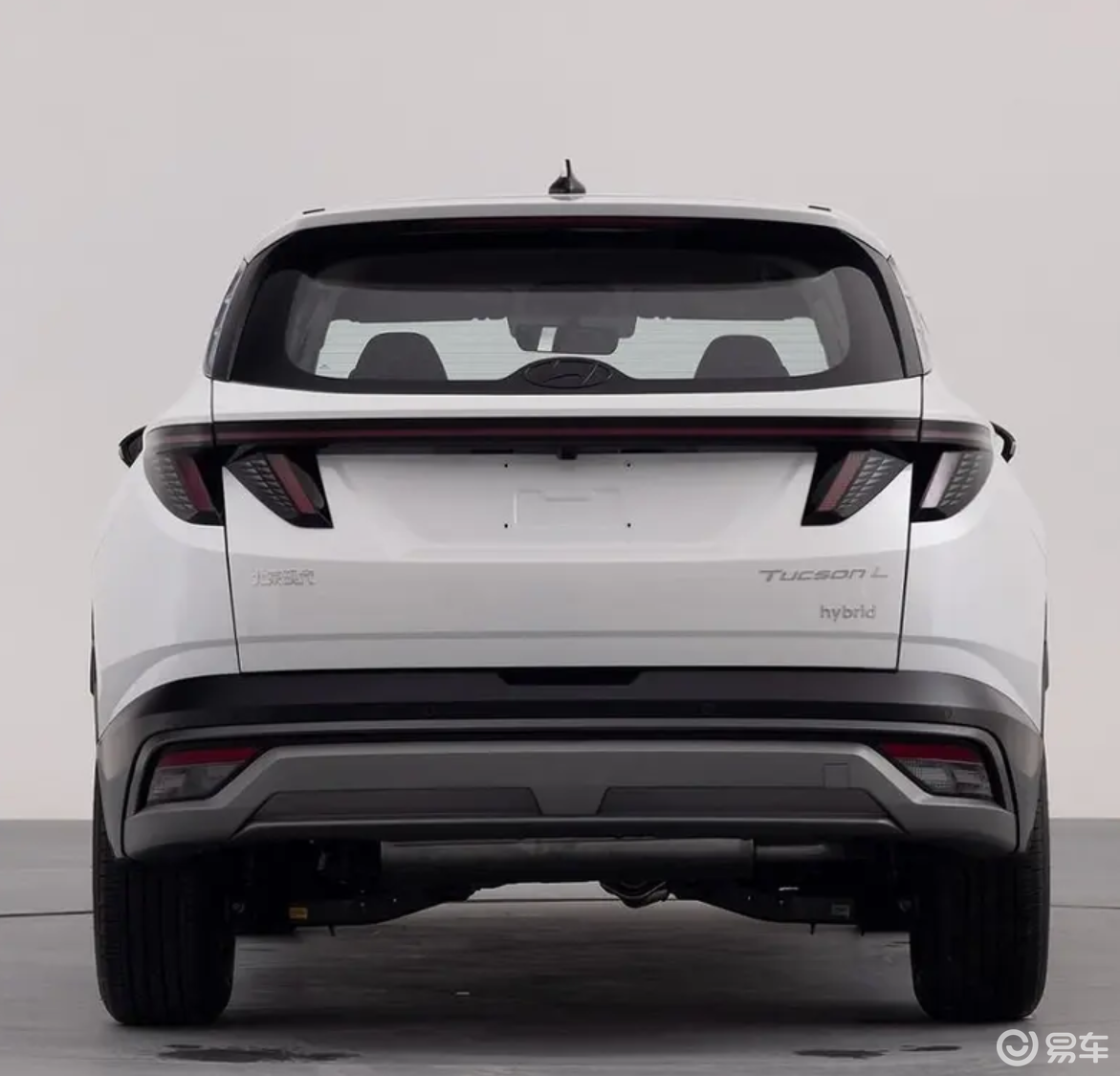 后脸獠牙式的贯穿式尾灯设计也让车尾的设计也让新款现代途胜l有很高