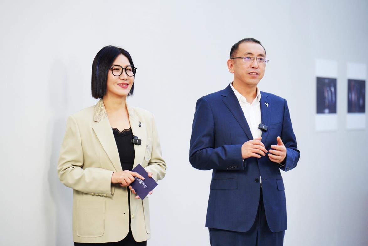 岚图泰山座舱亮相山海环抱设计超感AI座椅全场景供电黑科技