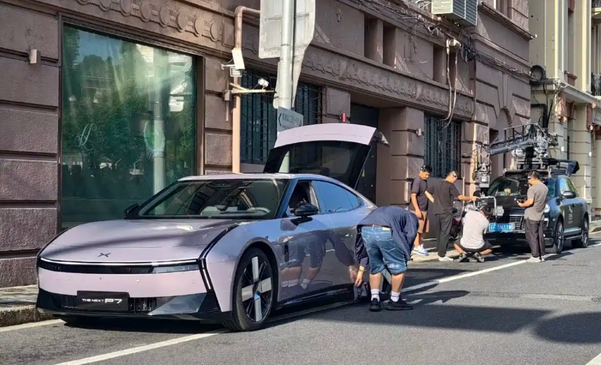 全新小鹏P7实车曝光 掀背式尾门 造型科幻