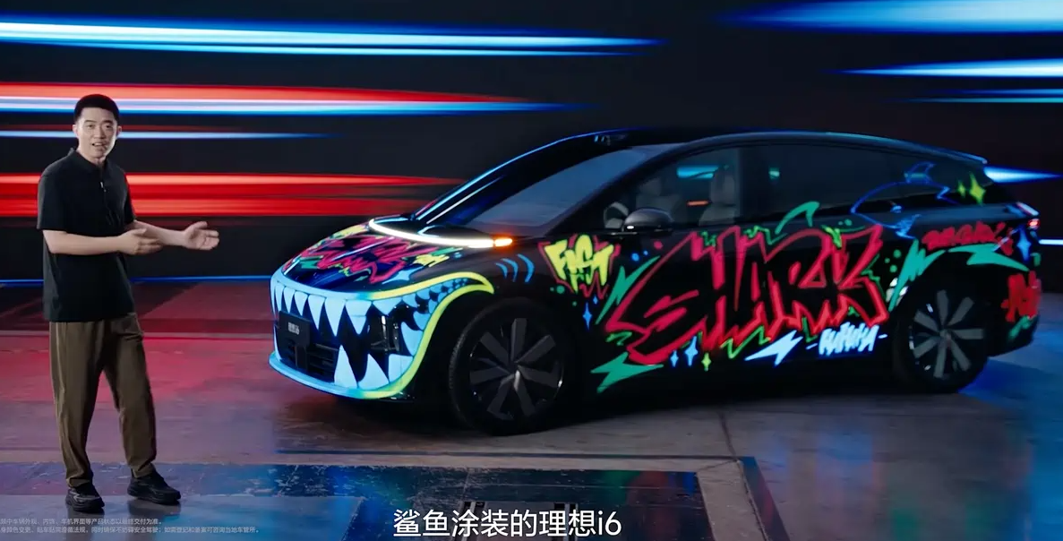 24.98万元纯电续航720km,配后排娱乐屏+冷暖冰箱