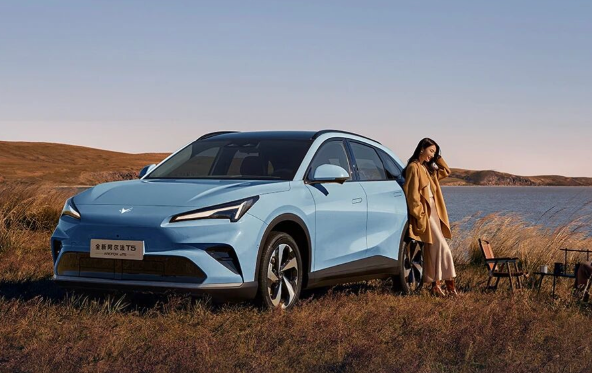 首搭增程，预售12.38万起的极狐新阿尔法T5，竞争零跑