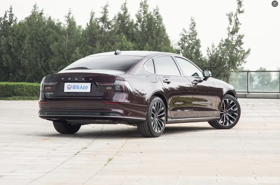 30多万预算买C级车？沃尔沃全新S90 VS 奔驰E级