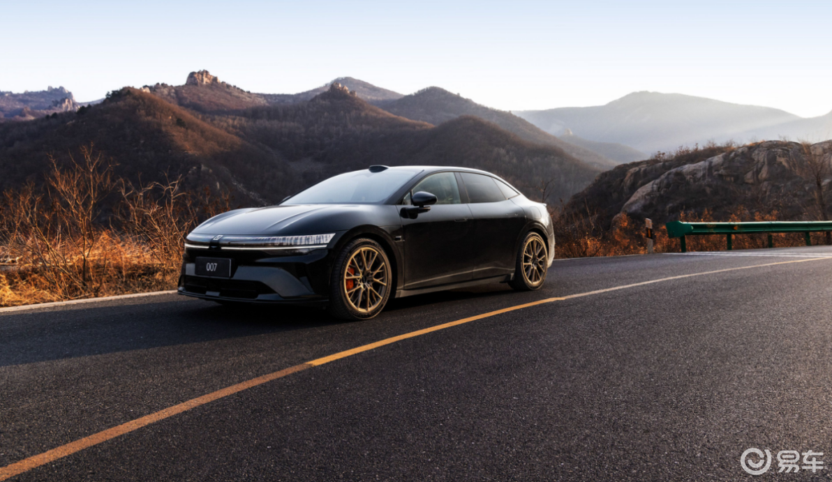 极氪双杀上新：900V猎装杀疯，001纪念版拉满信仰