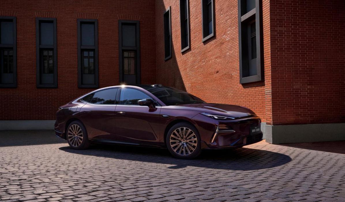 星耀8远航家 vs 风云A9L：15万级插混轿车怎么选？