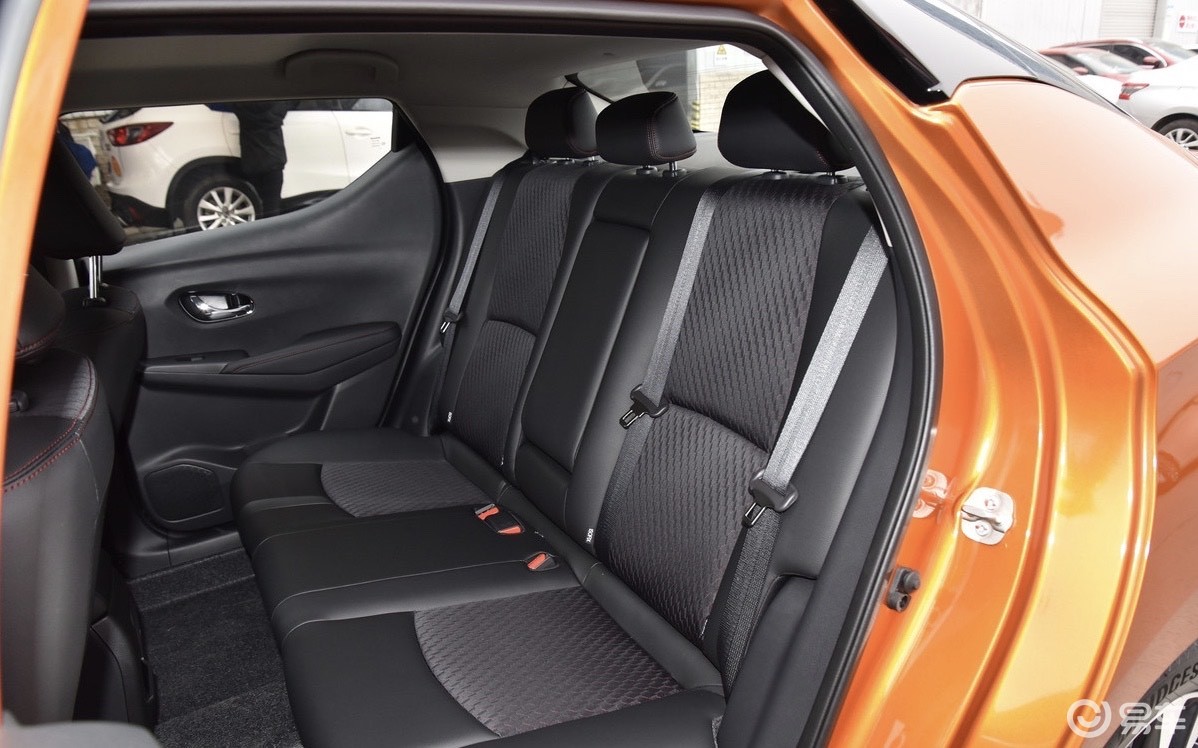 x1465mm,轴距2700mm,在空间表现上,日产蓝鸟确实不如轩逸,不过后排