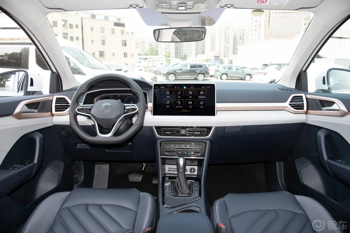 途岳的内饰造型延续了大众品牌的风格,t型布局工工整整10.