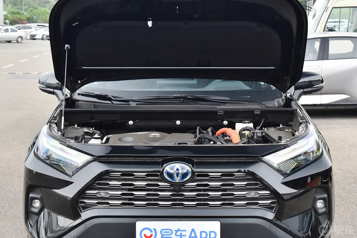 rav4荣放依然提供2.0l cvt以及2.5l油电混合动力,此外还有2.