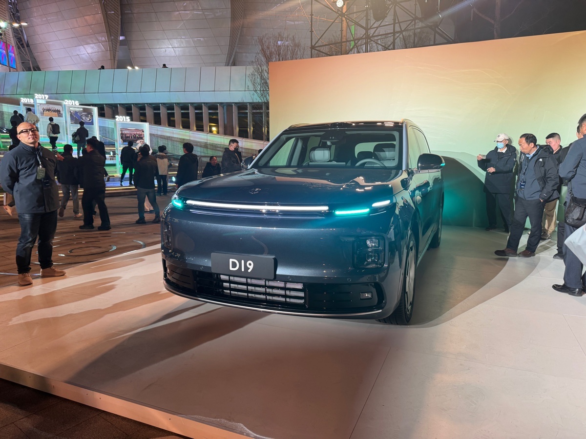 零跑D19内饰首秀 将于2026年4月上市交付