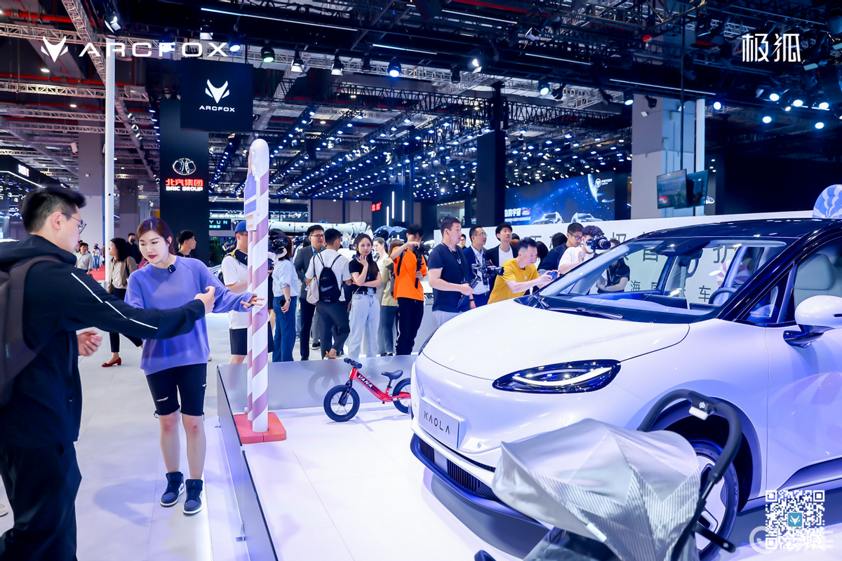 “全球首款智能亲子车”极狐汽车考拉亮相上海国际车展_易车