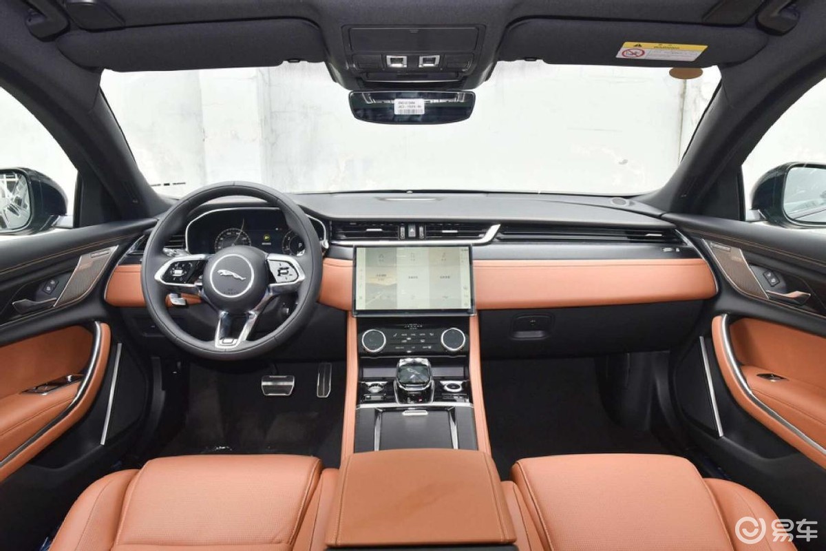 捷豹xfl好歹是家族旗舰,所以豪华感不会令人失望,横向贯穿的中控台没