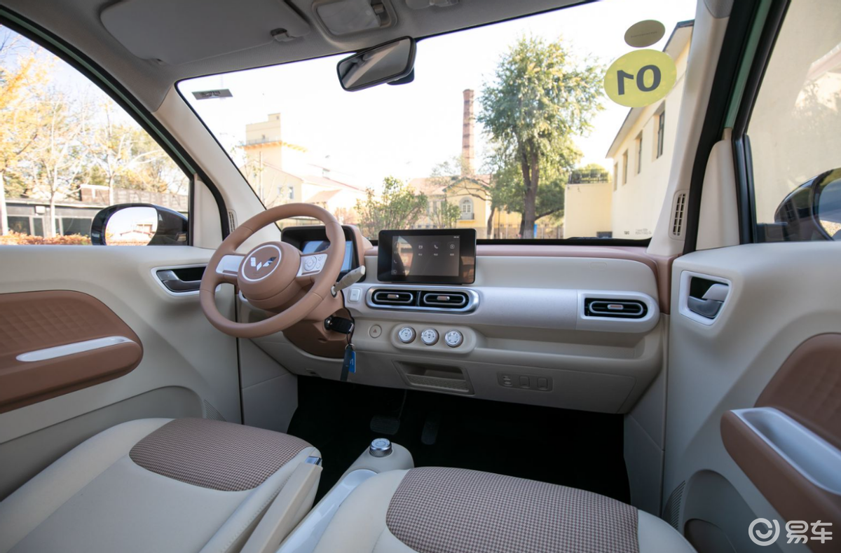 宏光miniev第三代马卡龙的内饰同样配备悬浮式仪表盘 悬浮式中控屏