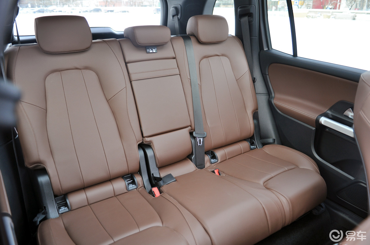 奔驰glb那么最有亮点的设计莫过于可以前后滑动且能调整靠背角度的