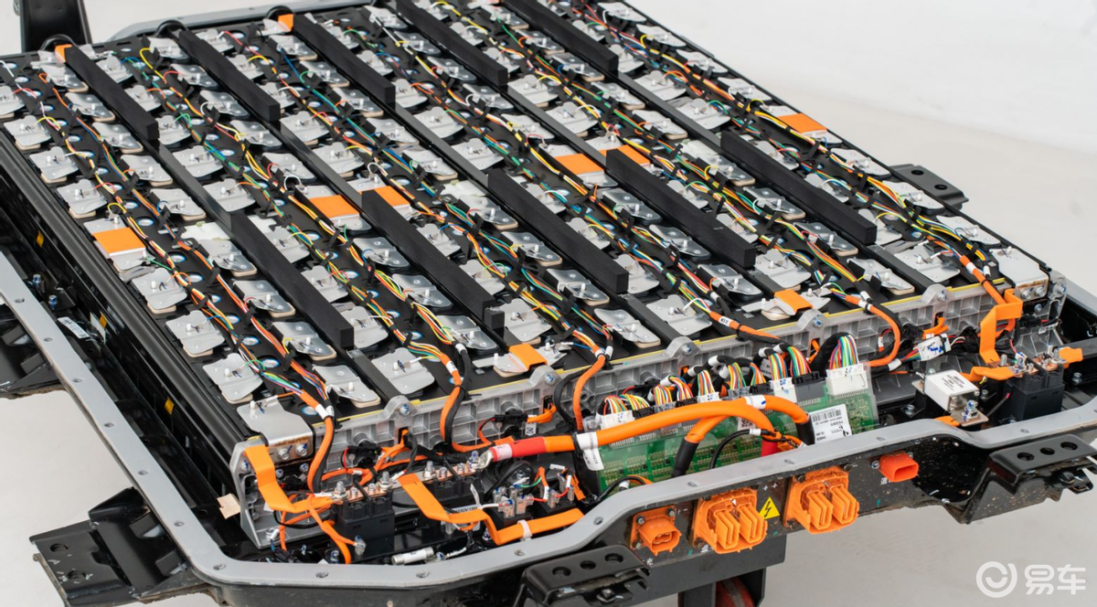 五菱缤果搭载的电池包为神炼电池最为重要的零配件是电池
