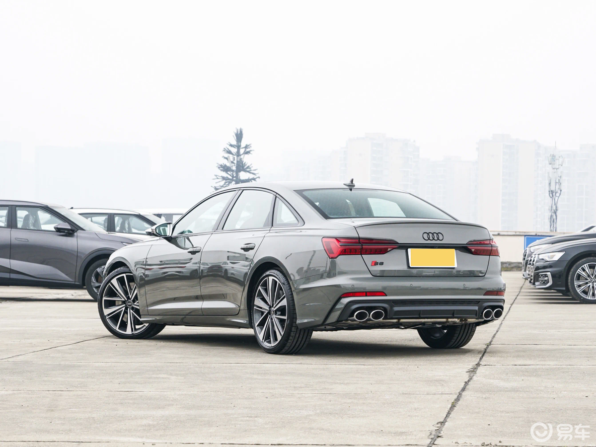 奥迪s6采用了家族式外观设计前脸使用了经典的六边形进气格栅设计