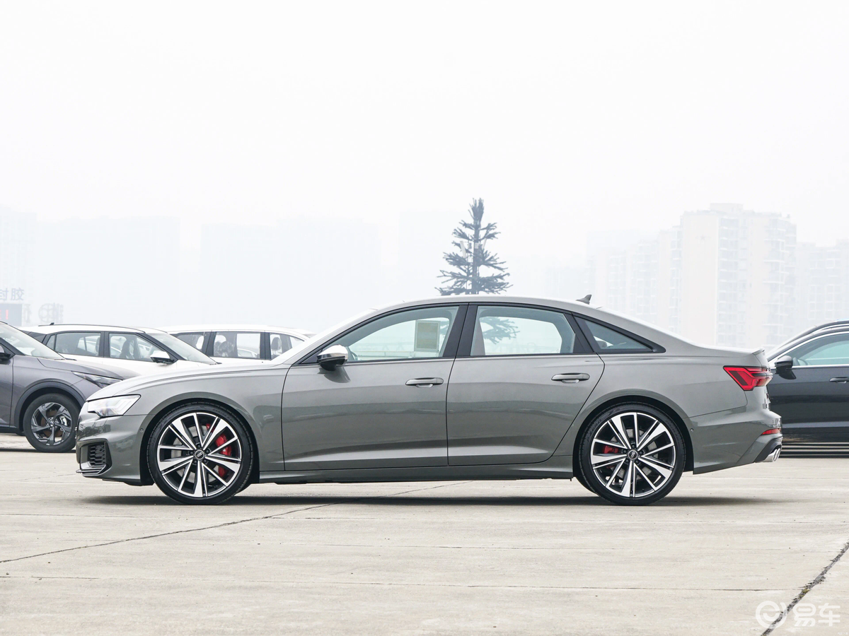 奥迪s6采用了家族式外观设计前脸使用了经典的六边形进气格栅设计