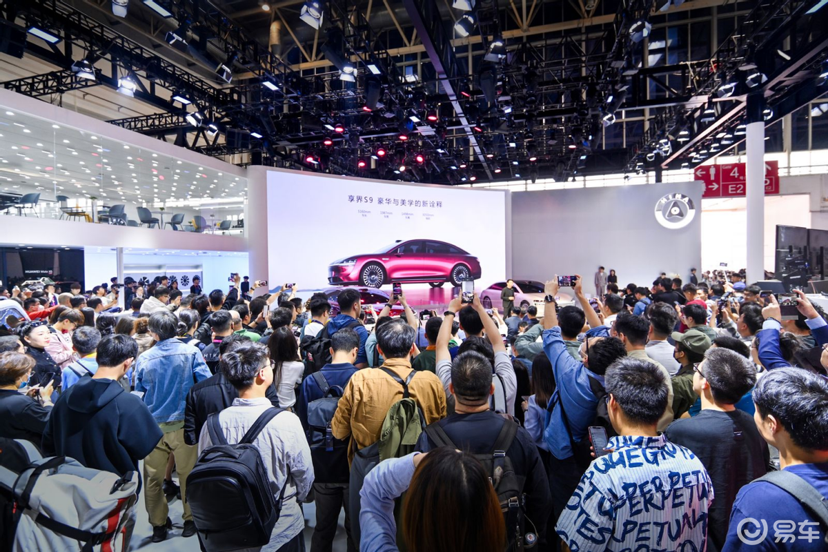 享界S9强势冲击D级轿车市场，中国豪华轿车不惧迈巴赫