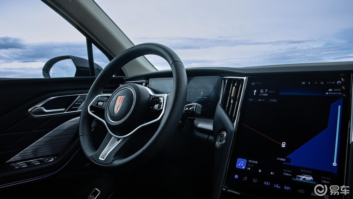 绿色驾享，红旗 HS7 PHEV 成都车展开启新篇章