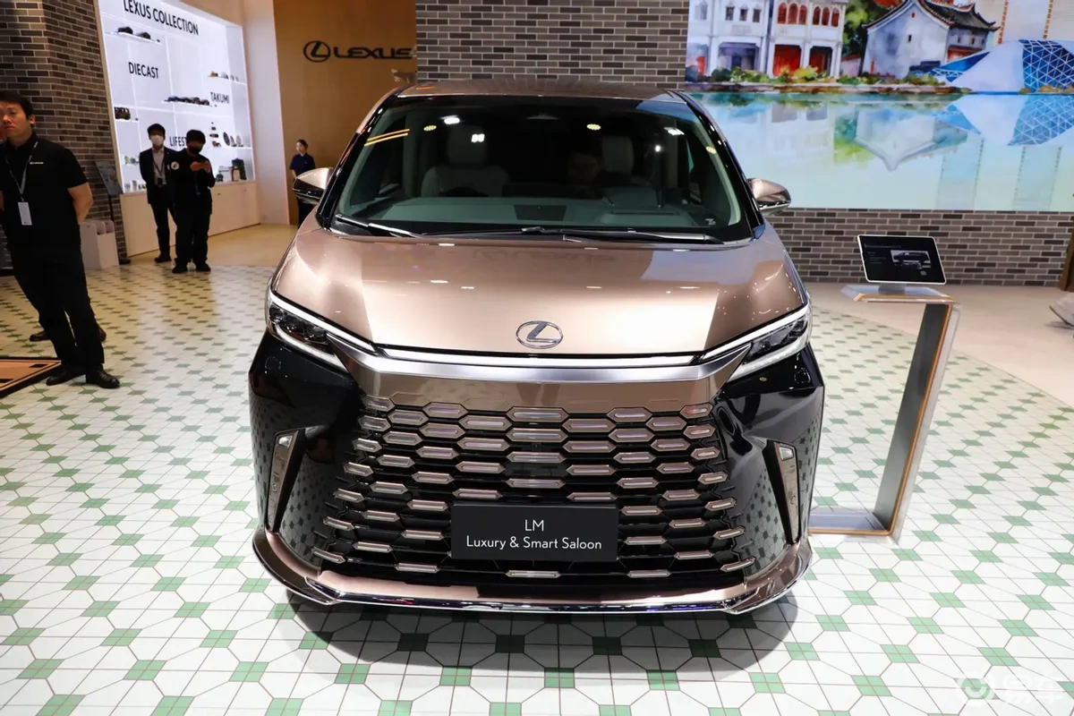 雷克萨斯LM特别版亮相广州车展,配隔断屏/双色车身