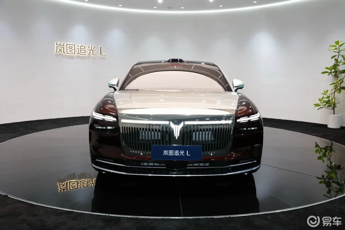 岚图追光L上市,华为乾崑ADS 4.0与鸿蒙座舱加持