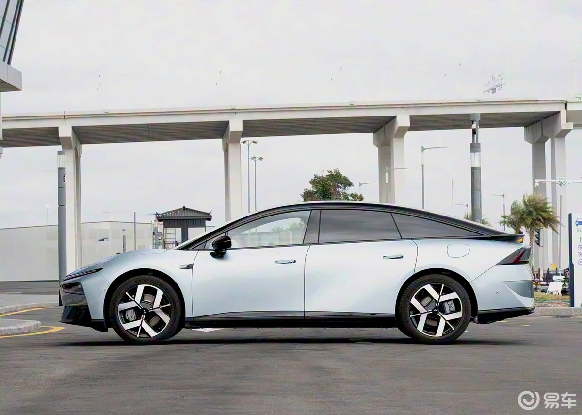 2026款小鹏P7+实车亮相！104项升级，增程+纯电