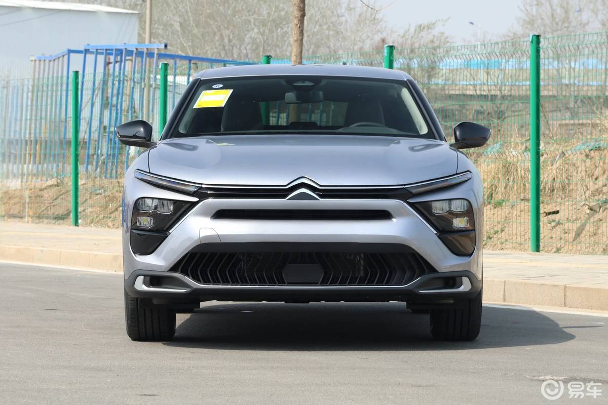 新凡尔赛C5 X上市，一口价11.37万起，配置小幅优化