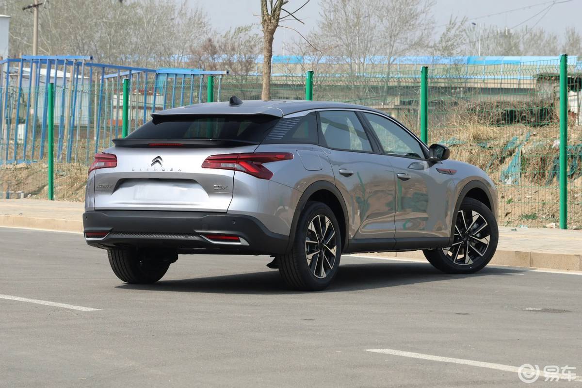 新凡尔赛C5 X上市，一口价11.37万起，配置小幅优化